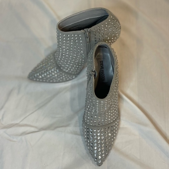 Steve Madden Pristo Bootie in Silver with Silver Studs size 7 - Picture 4 of 13